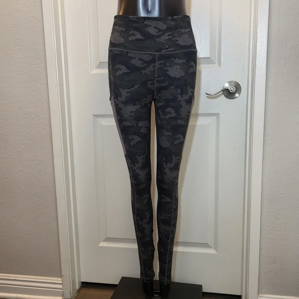 Fabletics On The Go High Waisted Legging Charcoal Camo Size M MSRP 84.95 - Picture 2 of 9